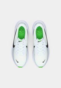Λευκά αθλητικά παπούτσια με διχτυωτό υλικό και μαύρο σήμα Nike, πράσινες σόλες και λευκές κορδόνες, που διαθέτουν απορροφητική σόλα και αναπνεύσιμο ύφασμα.