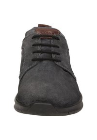 Szare zamszowe buty o zaokrąglonym czubku, z sześcioma oczkami na sznurowadła, kontrastującym brązowym skórzanym akcentem oraz teksturowaną czarną gumową podeszwą.