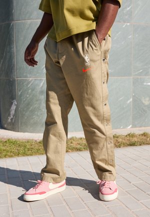 NBA PANT - Lauko kelnės - neutral olive/hyper crimson