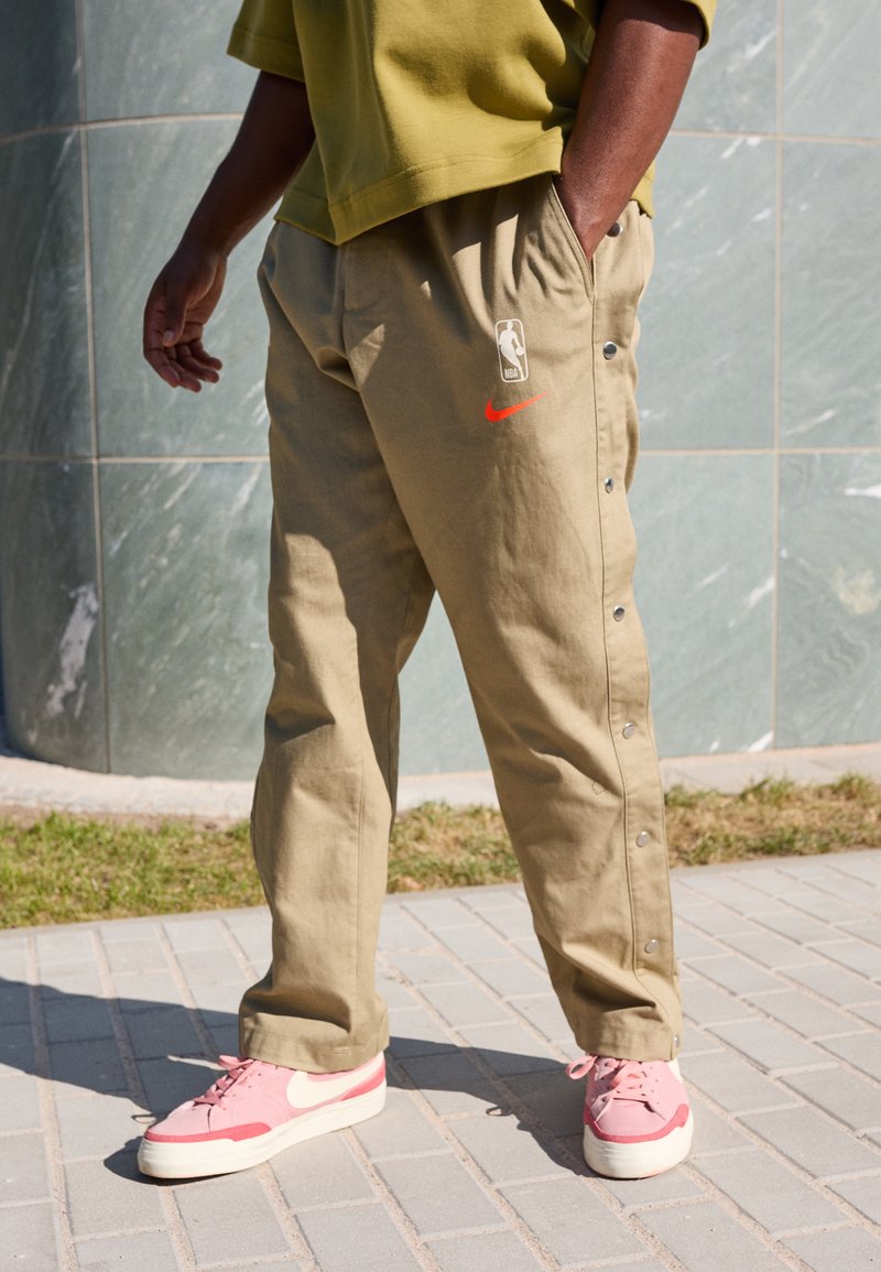 Nike Performance NBA PANT - Friluftsbukser - neutral olive/hyper crimson