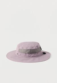 Φαρδύ καπέλο με φως μωβ χρώμα, με δίχτυ για αερισμό και ρυθμιζόμενο λουρί σαγονιού, σε απλό λευκό φόντο.