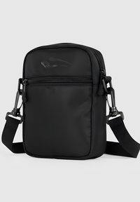 Zwarte crossbodytas van nylon. Voorzien van een hoofdvak met ritssluiting, verstelbare riem en gestructureerde accenten. Compacte rechthoekige vorm.