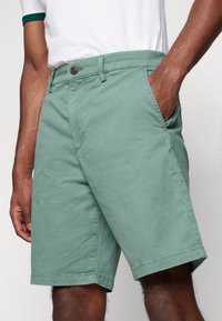 GAP ESSENTIAL SHORT - Šortky - laurel wreath green