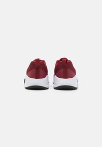Røde mesh sneakers med hvide såler, strukturerede stropper bagpå og en glat sort gummisåle.