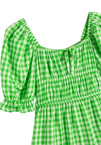 Vihreä ja valkoinen ruudullinen mekko, jossa on puffihihat, rypytetty pääntie ja röyhelöhelma. Kevyt kangas, jossa on ruutukuosis.