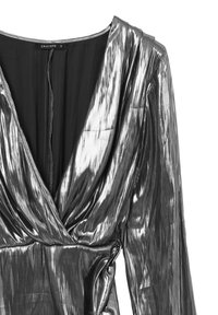 Metallisch silbernes Kleid mit langen Ärmeln, V-Ausschnitt und drapierten Details an der Taille. Hergestellt aus glänzendem, glattem Stoff mit einem dezenten Schimmer.