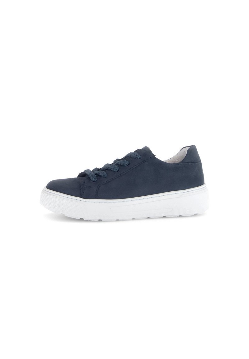 Marineblauwe sneaker met een gladleren bovenkant, witte rubberen zool en gestructureerde veters, met een laag profiel en minimalistisch ontwerp.