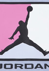 Silhouette di un giocatore di basket che salta con un braccio esteso che tiene una palla, su uno sfondo rosa e bianco con il testo "JORDAN" sottostante.
