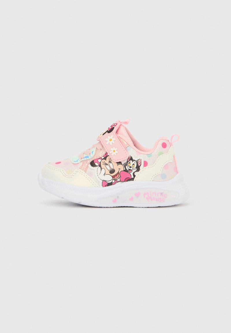 Baskets roses pour enfants avec illustrations de Minnie Mouse, une sangle velcro, des accents floraux et une semelle en caoutchouc texturée avec une base blanche.
