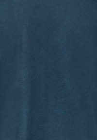 Solide dunkelblaue Stoffstruktur mit subtilen Schattierungen und weichen Falten.