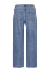 Jean denim bleu à coupe droite montré de dos avec deux poches arrière et un petit patch en cuir de marque sur la ceinture.