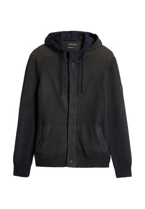 Marineblauwe gebreide jas met capuchon, voorzien van een patroontextuur, twee voorzakken en knoopsluiting. Accentkleuren in een lichtere tint bij de schouders.