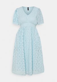 Svetle modré bavlněné šaty s krátkými nafouklými rukávy, véčkovým výstřihem a květinovými výřezy. A-liniový střih s nařaseným pasem a splývavou sukní.