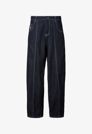 Sötétkék farmernadrág laza szabással, fehér kontrasztvarrással, két első zsebbel és gombos derékrésszel.