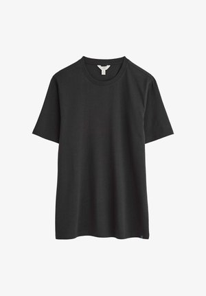 Juodas medvilninis marškinėliai su trumpomis rankovėmis, apvaliu iškirpimu, tiesiu apačioje ir subtiliu tekstūru. Nėra matomų raštų ar akcentų. Dydis vidutinis.