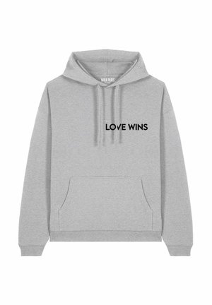 Felpa grigia realizzata in tessuto morbido, con tasca davanti, cappuccio con cordino e testo "LOVE WINS" in bold nero sulla parte del petto.