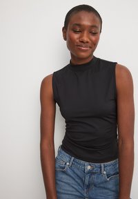 Top - black