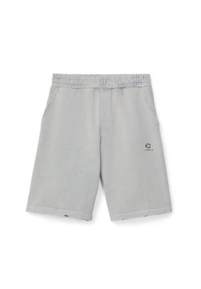 Shorts décontractés gris clair avec taille élastique, poches latérales et petit logo Camperlab sur la cuisse droite.
