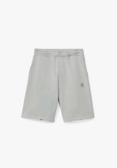 Shorts décontractés gris clair avec taille élastique, poches latérales et petit logo Camperlab sur la cuisse droite.