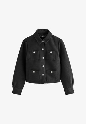 Must mustriga jope, millel on krae ja hõbedaste nuppudega esine sulgus ning kaks rinna taskut. Sellest jope on pikkade varrukatega ja lühikese lõikega.