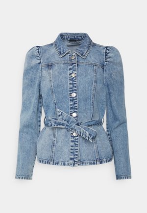 Jasnoniebieska kurtka dżinsowa z bufkami na ramionach, zapinana z przodu na guziki i z paskiem wiązanym w talii.