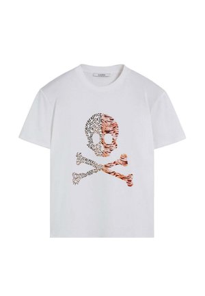 Camiseta de algodón blanca con un gráfico de calavera y huesos cruzados, formado por varios patrones de texto en tonos marrones. Mangas cortas, cuello redondo.