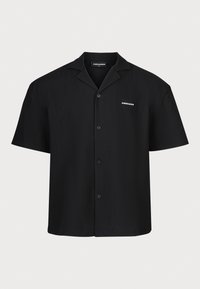 Czarna koszula z krótkim rękawem, luźnym kołnierzem, prążkowaną fakturą, zapięciem na guziki i małym białym logo po lewej stronie.