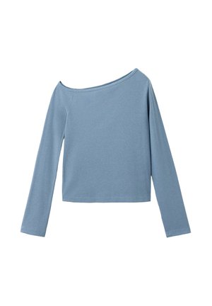 Lichtblauw geribbeld shirt met lange mouwen, asymmetrische brede boothals en een nauwsluitende pasvorm, plat neergelegd op een witte achtergrond.