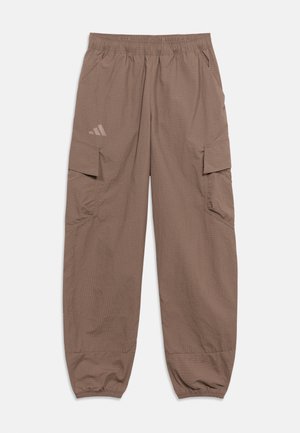 Pantalones cargo marrones en tela ligera, con cintura elástica, múltiples bolsillos y un patrón de cuadricula. Acentuados con un detalle de logo.