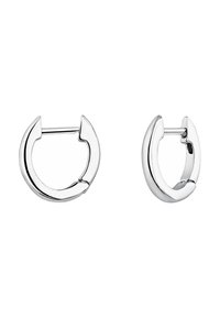 Pendientes de aro plateados con un diseño curvado y abierto, acabado pulido y cierre pequeño de bisagra. Textura suave con una forma moderna.