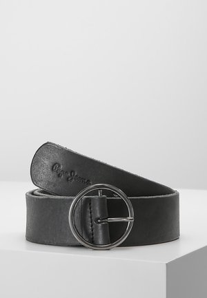 Zwarte leren riem met een ronde zilveren metalen gesp, gegraveerd met het "Pepe Jeans"-logo, opgerold en weergegeven op een witte ondergrond.