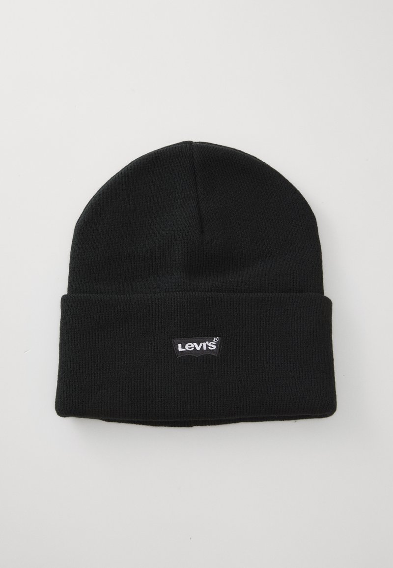 Căciulă neagră din tricot cu tiv pliat. Prezintă o mică etichetă albă cu logo-ul Levi's pe față. Textură moale și potrivire strânsă.