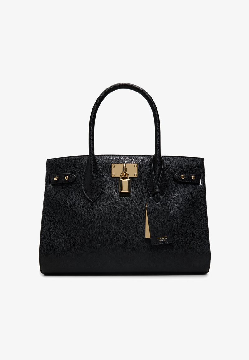 Černá kožená kabelka s texturou, dvěma uchy, zlatým visacím zámkem a připevněnými černými a zlatými značkovými štítky.