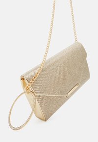 Clutch bag metallico dorato con superficie texturizzata, tracolla a catena e manico circolare decorato con strass. Forma angolare con design elegante.