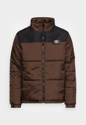 Brun pufferjakke med svart overdel, høy krage, glidelås foran og ribbede mansjetter. Har et logo-patch på venstre bryst.