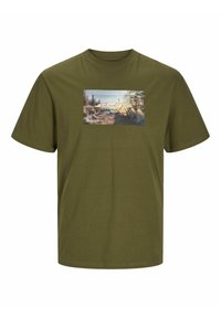 Oliven grøn bomuld t-shirt med et rektangulært grafisk print af en naturscene og tekst. Korte ærmer og rund halsudskærning.