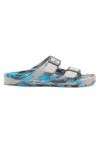 Sandal med slide-design som har ett flerfärgat mönster i blått, grått och krämfärgat, två justerbara remmar med spännen och en texturerad sula för bra grepp.