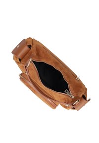 Bruine suède handtas met leren accenten, met een open bovenkant, een enkele schouderband en een interieur bekleed met zwarte stof.