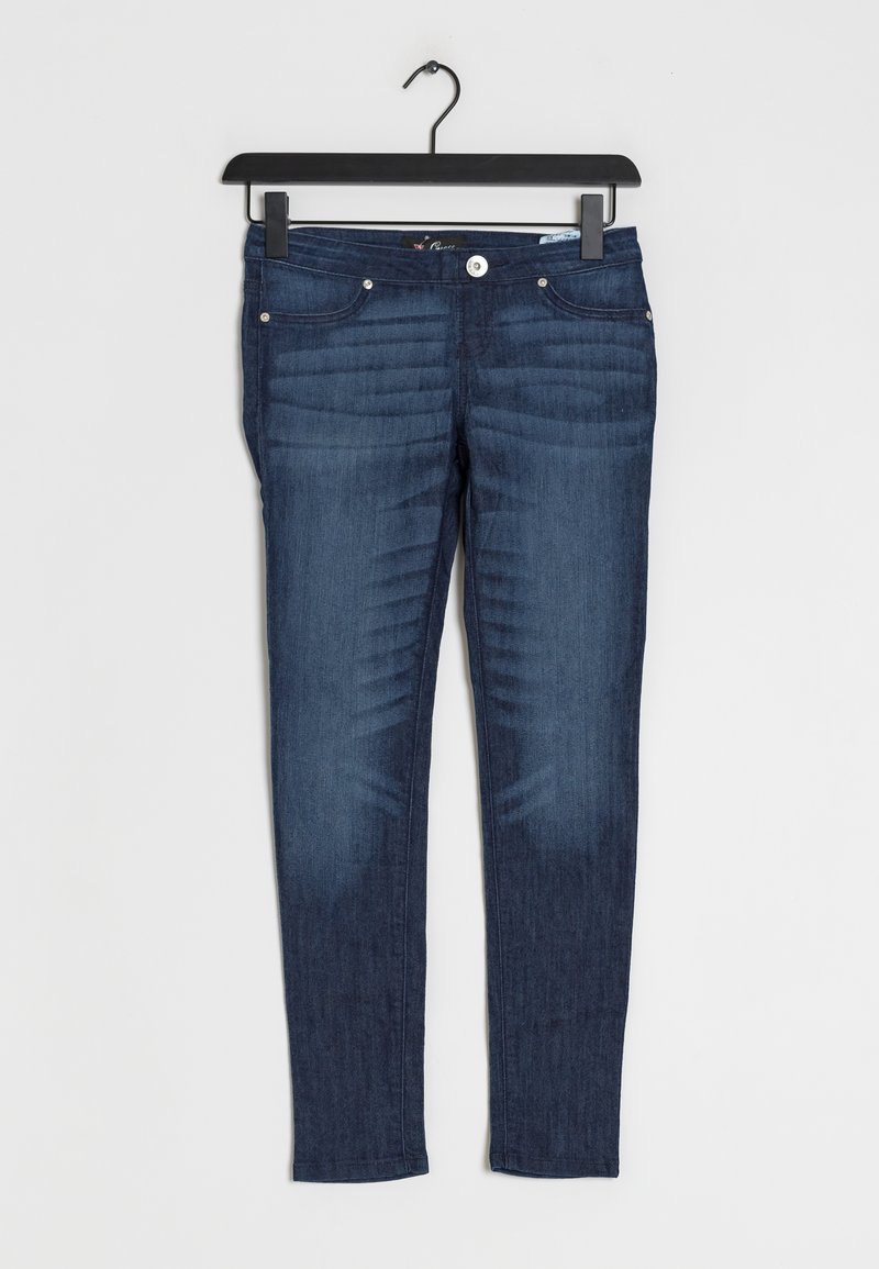 Kapeat siniset farkut tummasta denimistä, joissa on viisi taskua, vetoketjusuljenta ja napitus. Ominaisuuksiin kuuluu hillitty kuluminen ja ompeleiden yksityiskohdat.