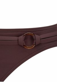 Parte inferiore di bikini marrone con vita regolabile, dotata di due strisce di tessuto e un accento circolare in ambra al centro per un tocco di stile.