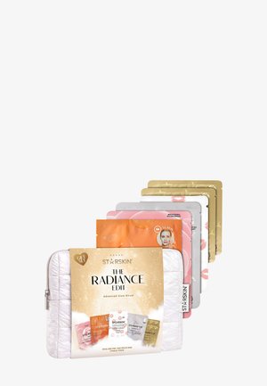 Coffret cadeau soin du visage StarSkin The Radiance Edit avec six sachets de masque pour le visage et une pochette blanche matelassée sur fond blanc.