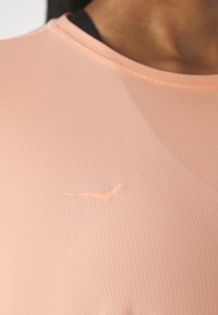 HOKA AIROLITE RUN LONG SLEEVE - Pikkade varrukatega topp - papaya