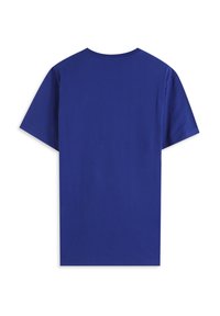 Camiseta de manga corta en algodón azul oscuro. Presenta un cuello redondo y un diseño trasero simple y sin costuras con una textura suave.