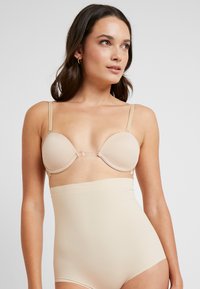 MAGIC Bodyfashion - MAGIC MULTI WAY BRA - Strapless BH - latte Miniatuurafbeelding 1