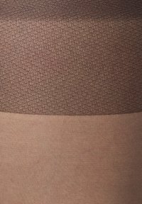 Collant trasparenti in una gradazione di marrone chiaro a marrone scuro. Maglia testurizzata con un fine motivo, finitura liscia e senza parti metalliche visibili.