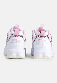 Zapatillas blancas con acentos en rosa, tela texturizada y un sobreconjunto estampado. Presentan una suela acolchada y una tira en el talón.