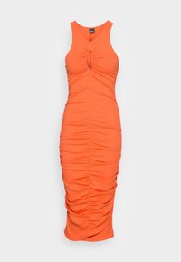 Hedvábné oranžové šaty s vroubkovanou strukturou a přiléhavým střihem, s výstřihem ve tvaru klíčové dírky na dekoltu a nařasenou texturou po stranách.