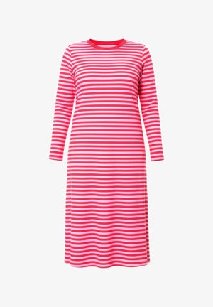 Robe à manches longues, longueur genoux, avec des rayures horizontales roses et rouges et un col rond.