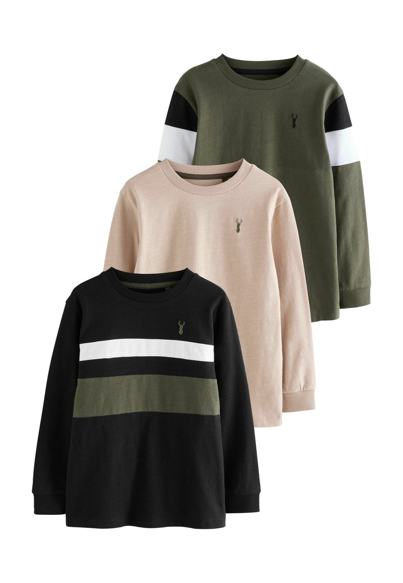 Tre langærmede skjorter i olivengrøn, lyserød og sort. Hver af dem har kontrasterende striber og et lille emblem på brystet.