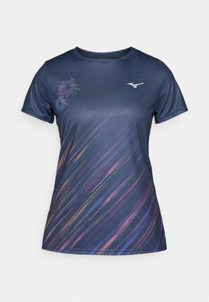 Granatowa koszulka sportowa wykonana z gładkiego, oddychającego materiału. Posiada dynamiczne, kolorowe, ukośne linie oraz małą grafikę fajerwerków po lewej stronie.